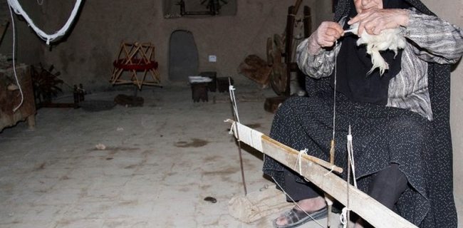 ریسندگی از مشاغل قدیم زنان در رستاق(شمسی)