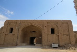 گذری در قلعه تاریخی ابراهیم آباد